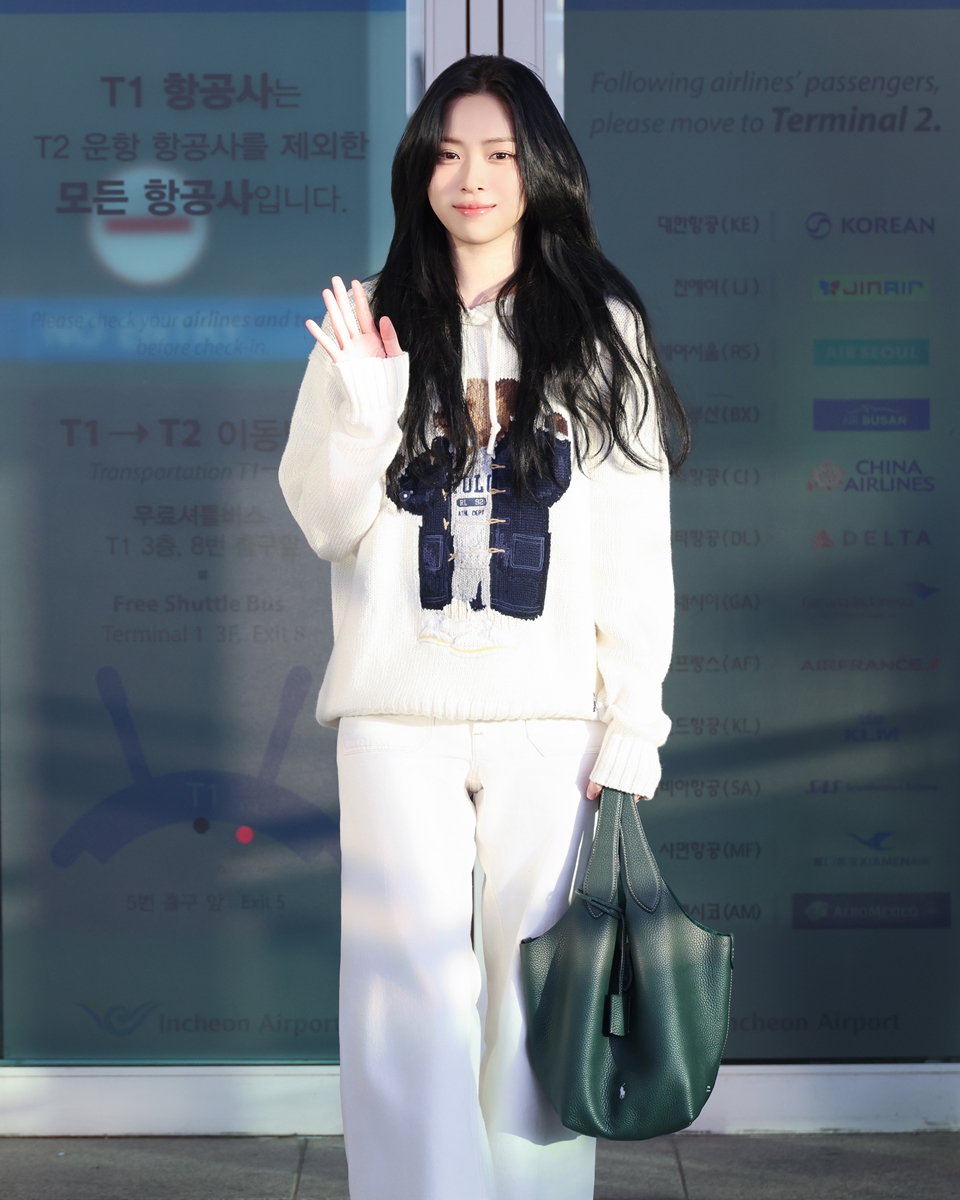 [공항패션] 있지 류진, 폴로 니트 후디로 포근한 공항룩 완성 741-Image